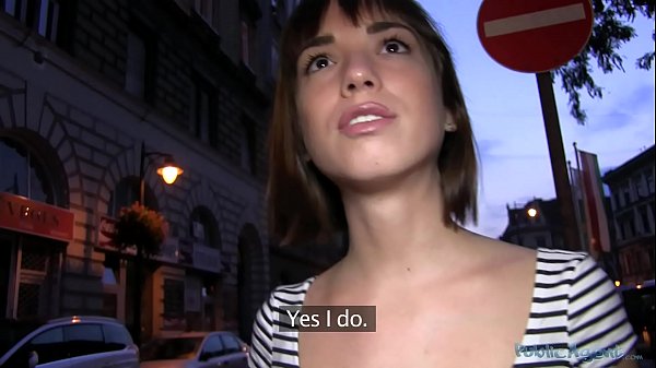 Вечером в общественном месте плоская молодая брюнетка активно шпилится за деньги с парнем