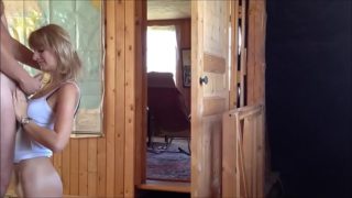 Тонкая блондинка раком дала другу в домашнем порно и подставила под сперму маленькие сиськи
